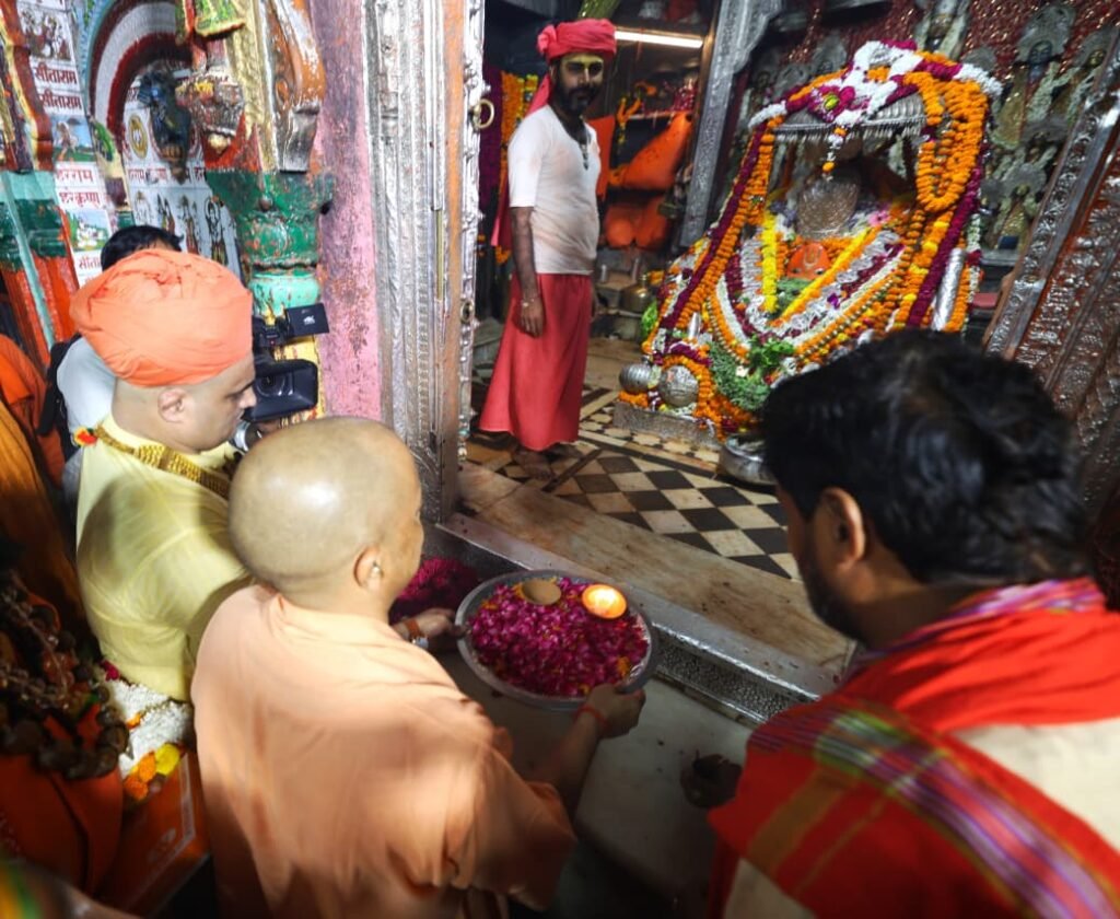 सीएम योगी ने हनुमानगढ़ी में लगाई हाजिरी, रामलला के श्रीचरणों में झुकाया शीश