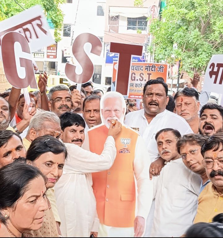 टैक्स स्लैब सरलीकरण से आमजन को मिलेगी बड़ी राहत | प्रधानमंत्री मोदी को मिठाई और प्लेकार्ड के साथ दिया धन्यवाद | केंद्र सरकार को बताया 140 करोड़ देशवासियों की हितैषी