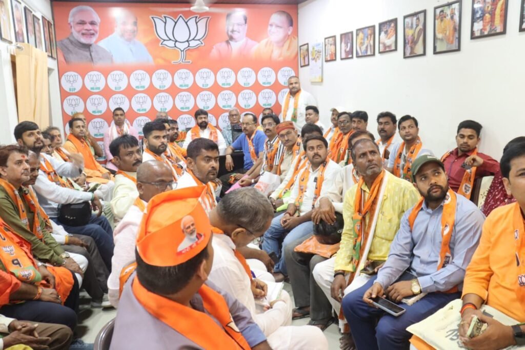 वाराणसी: प्रधानमंत्री नरेंद्र मोदी के लोकप्रिय रेडियो कार्यक्रम ‘मन की बात’ के 126वें संस्करण को रविवार को वाराणसी में भाजपा कार्यकर्ताओं, जनप्रतिनिधियों और नागरिकों ने उत्साहपूर्वक सुना और उसमें बताए गए संदेशों को आत्मसात करने का संकल्प लिया। प्रधानमंत्री मोदी ने इस बार के कार्यक्रम में देश के विकास, स्वदेशी अपनाने, सामाजिक जागरूकता, महिला सशक्तिकरण, स्वच्छता, खादी की बिक्री और राष्ट्रीय स्वयंसेवक संघ की 100 वर्ष की यात्रा जैसे विषयों पर जोर दिया। उन्होंने भगत सिंह और लता मंगेशकर को उनकी जयंती पर श्रद्धांजलि अर्पित करते हुए कहा कि भारत की आत्मनिर्भरता का रास्ता स्वदेशी वस्तुओं को अपनाने में है।