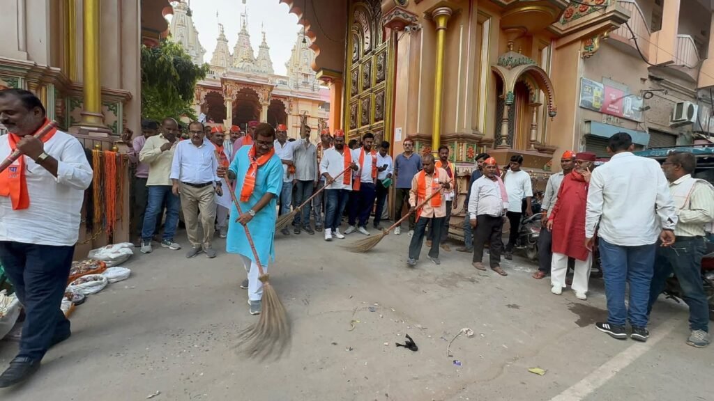 मंत्री, विधायक, महापौर और भाजपा पदाधिकारियों ने सार्वजनिक स्थलों पर की साफ-सफाई