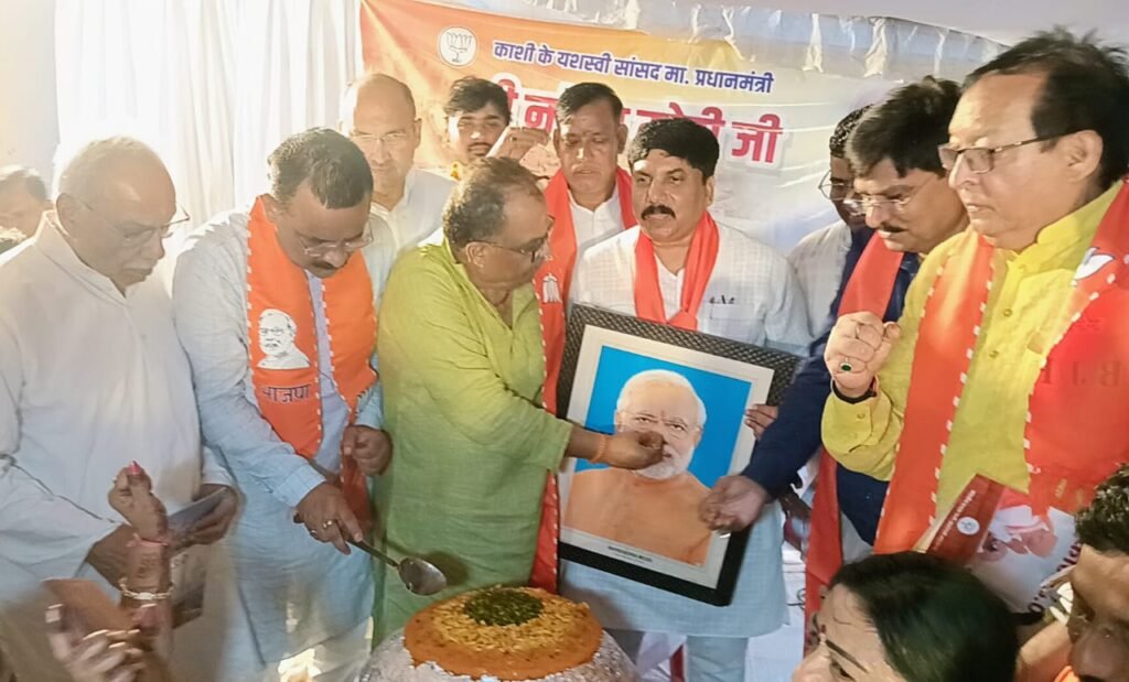 भाजपा कार्यकर्ताओं ने 75 किलो के लड्डू का केक काटकर मनाया पीएम मोदी का 75वां जन्मदिन