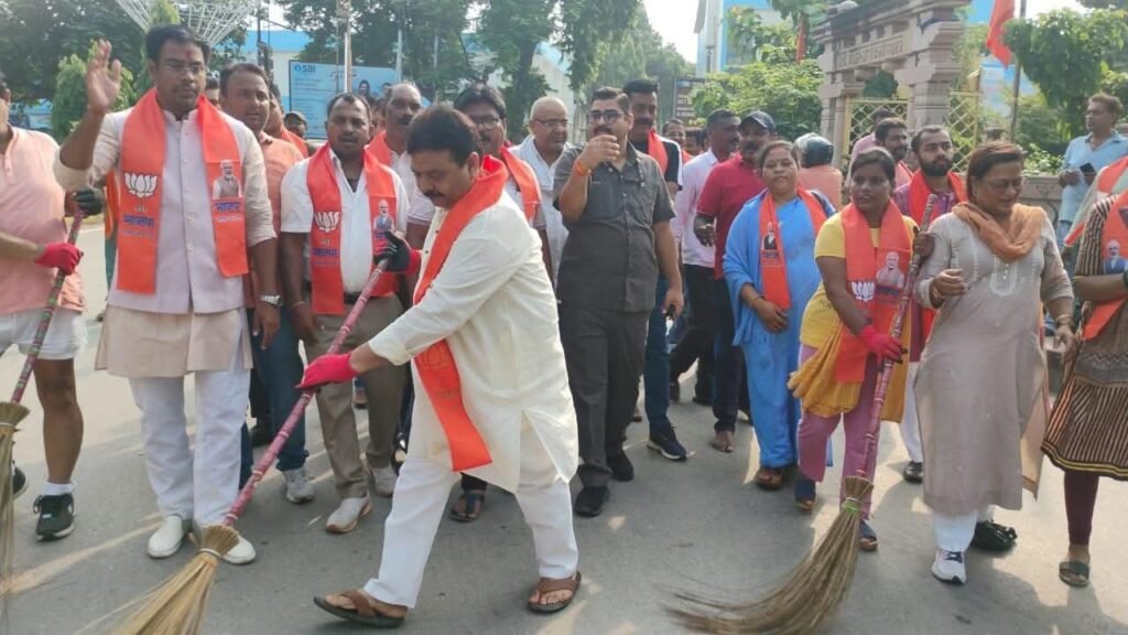 मंत्री, विधायक, महापौर और भाजपा पदाधिकारियों ने सार्वजनिक स्थलों पर की साफ-सफाई