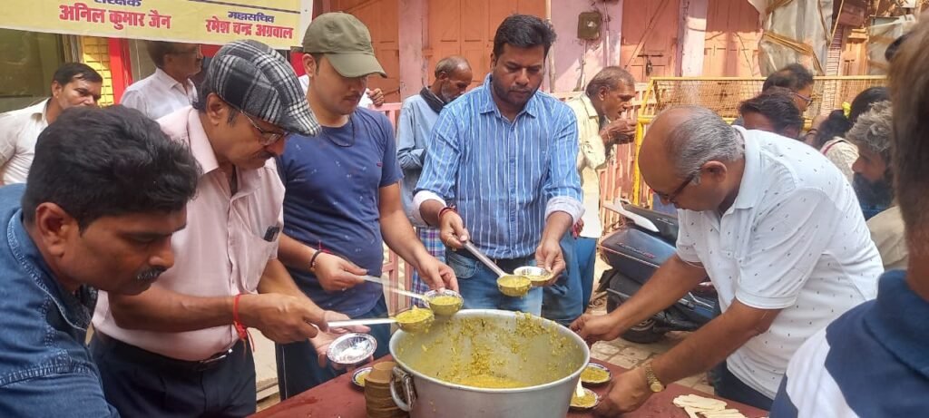 संकल्प संस्था वाराणसी, संकल्प अन्न क्षेत्र सेवा भाव, प्रसाद वितरण वाराणसी, चौक संकटमोचन मंदिर वाराणसी, सामाजिक सेवा वाराणसी, जल सेवा वाराणसी, मानवता का संदेश वाराणसी
