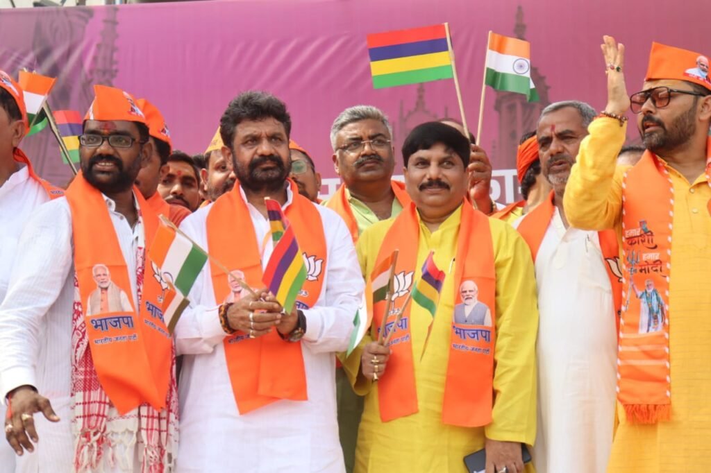 प्रधानमंत्री नरेंद्र मोदी का वाराणसी आगमन पर भव्य स्वागत