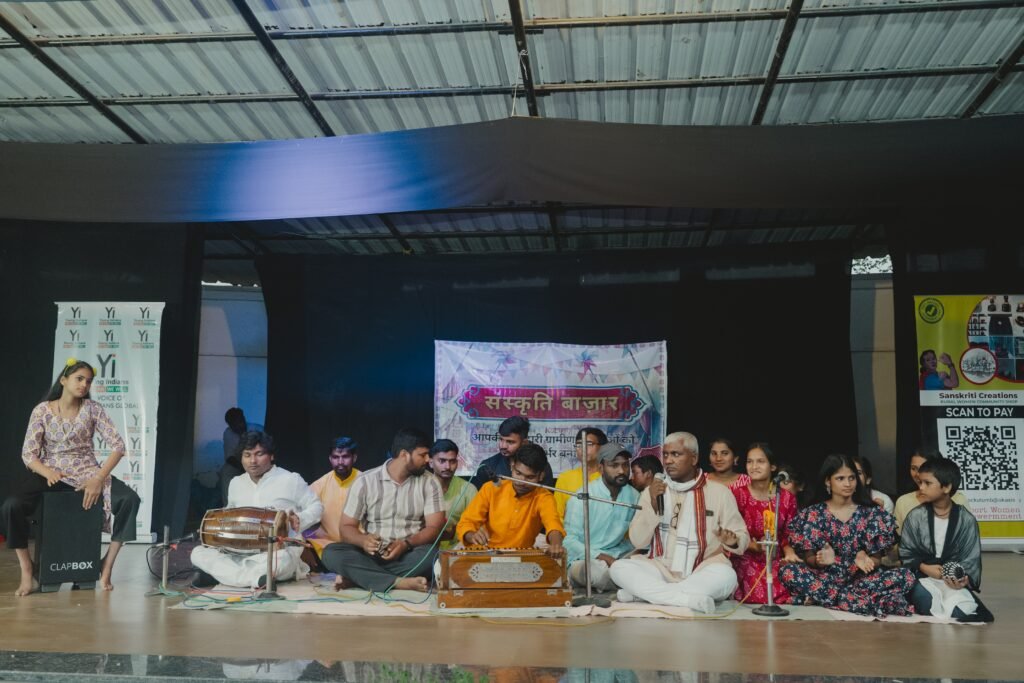 वाराणसी के कुटुंब ग्राम में यंग इंडियन्स (Yi) वाराणसी चैप्टर और CII के सहयोग से आयोजित “संस्कृति बाज़ार” में ग्रामीण स्त्री उद्यमिता और लोकसंस्कृति का उत्सव मनाया गया। इस कार्यक्रम में ग्रामीण महिलाओं ने हस्तनिर्मित उत्पादों, पारंपरिक व्यंजनों और कला प्रदर्शनी के माध्यम से अपनी प्रतिभा दिखाई। कठपुतली शो, नृत्य, संगीत और खेलों ने आयोजन को रंगीन बना दिया। मुख्य अतिथि सत्यं मोहन और Yi टीम के नेतृत्व में यह आयोजन “लोकल टू ग्लोबल” सोच का प्रेरक उदाहरण बना।