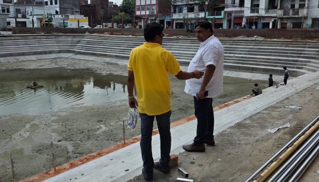 बलिया जिले के बेल्थरारोड नगर का प्रसिद्ध रामलीला मैदान स्थित पोखरा अब अपनी अद्भुत सुंदरता और धार्मिक आभा से लोगों का मन मोह रहा है। पहले बदहाल और विवादों से घिरा यह स्थल अब आकर्षक घाट, फव्वारे और मनमोहक लाइटिंग से सुसज्जित है। आसपास स्थित मंदिर, मस्जिद और गुरुद्वारा इसकी सांप्रदायिक एकता की मिसाल पेश करते हैं। नगर पंचायत चेयरमैन रेनू गुप्ता और प्रतिनिधि दिनेश गुप्ता की पहल से यह पोखरा अब आस्था, संस्कृति और सौंदर्य का संगम बन चुका है।