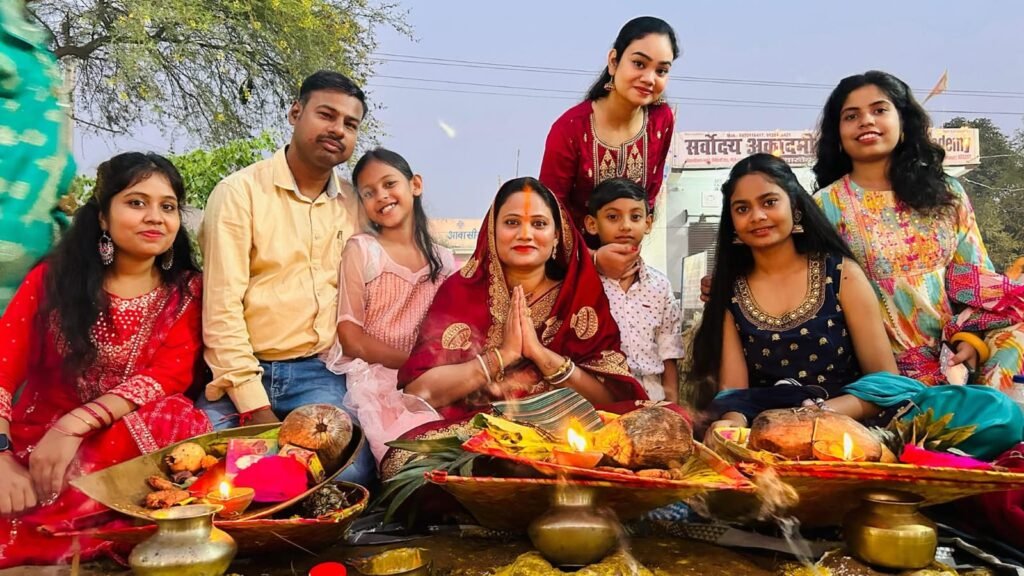 छठ पूजा 2025 कार्तिक माह के शुक्ल पक्ष की षष्ठी तिथि से प्रारंभ होकर चार दिन तक मनाया जाने वाला प्रमुख पर्व है। इस वर्ष यह महापर्व 25 अक्टूबर से 28 अक्टूबर 2025 तक चलेगा। सूर्य देव (प्रकृति के देवता) और छठी मैया (संतान व आरोग्य की देवी) को समर्पित इस त्योहार में व्रती निर्जला व्रत रखते हुए संतान की दीर्घायु और आरोग्य की कामना करते हैं। वैदिक काल से चली आ रही यह सादगीपूर्ण लोकपरंपरा मुख्यतः बिहार, झारखंड, पूर्वोत्तर भारत और नेपाल की तराई क्षेत्रों में पनपी है । आज यह त्यौहार प्रवासी भारतीयों के साथ-साथ विश्वभर में लोकप्रिय हो चुका है। नहाय-खाय से शुरू होकर खरना, संध्या-र्घ्य और उषा-र्घ्य तक छठ पूजा की पूजा-विधि होती है। पारंपरिक प्रसाद में गुड़-खीर, लिट्टी-चोखा और फल आदि शामिल होते हैं। मधुर छठ गीतों और मंत्रों की गूंज से भक्ति का वातावरण बन जाता है। यह पर्व नदी-घाटों की स्वच्छता एवं सामूहिक सहयोग की भावना को भी जागृत करता है।