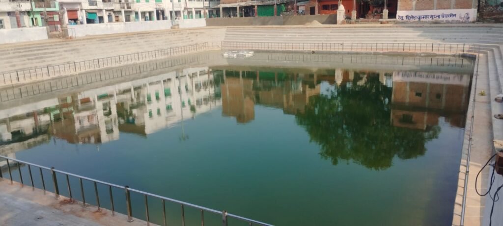 बलिया जिले के बेल्थरारोड नगर का प्रसिद्ध रामलीला मैदान स्थित पोखरा अब अपनी अद्भुत सुंदरता और धार्मिक आभा से लोगों का मन मोह रहा है। पहले बदहाल और विवादों से घिरा यह स्थल अब आकर्षक घाट, फव्वारे और मनमोहक लाइटिंग से सुसज्जित है। आसपास स्थित मंदिर, मस्जिद और गुरुद्वारा इसकी सांप्रदायिक एकता की मिसाल पेश करते हैं। नगर पंचायत चेयरमैन रेनू गुप्ता और प्रतिनिधि दिनेश गुप्ता की पहल से यह पोखरा अब आस्था, संस्कृति और सौंदर्य का संगम बन चुका है।