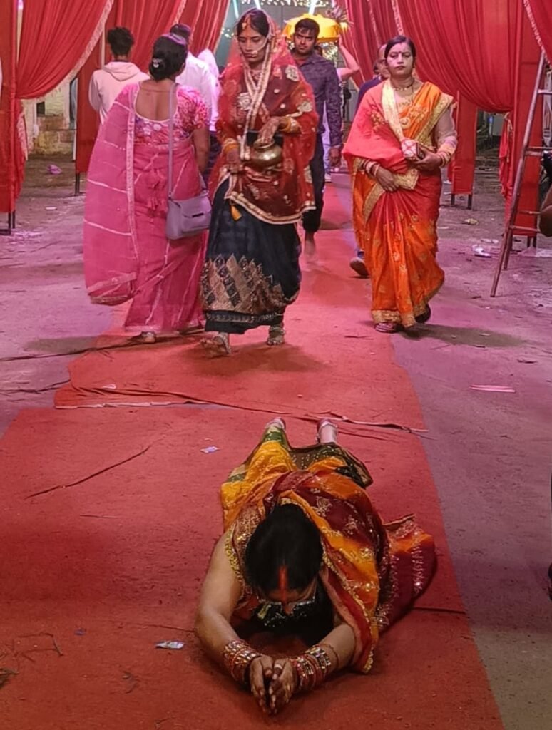 दुद्धी, सोनभद्र में चार दिवसीय छठ महापर्व का समापन मंगलवार की सुबह उदीयमान सूर्य को अर्ध्य देकर हुआ। पूरे क्षेत्र के तालाब व घाट श्रृद्धालुओं से भरे रहे। ब्रतधारियों ने डूबते सूर्य को अर्घ्य देकर रात्रिभर छठ मैया की उपासना और भजन-कीर्तन किया। सुबह पुनः भगवान भास्कर की पूजा और दूध का अर्घ्य अर्पित कर लोककल्याण की कामना की गई। शिवाजी तालाब पर जेबीएस टीम और नगर पंचायत द्वारा भव्य सजावट व व्यवस्थाएं की गईं। प्रशासनिक सुरक्षा के बीच सामाजिक संस्थाओं ने प्रसाद व सेवा कार्यक्रम चलाया। भक्तिमय वातावरण में संपन्न इस महापर्व ने नगर को आस्था की दीपमालाओं से रोशन कर दिया।