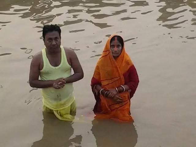 छठ पूजा 2025 कार्तिक माह के शुक्ल पक्ष की षष्ठी तिथि से प्रारंभ होकर चार दिन तक मनाया जाने वाला प्रमुख पर्व है। इस वर्ष यह महापर्व 25 अक्टूबर से 28 अक्टूबर 2025 तक चलेगा। सूर्य देव (प्रकृति के देवता) और छठी मैया (संतान व आरोग्य की देवी) को समर्पित इस त्योहार में व्रती निर्जला व्रत रखते हुए संतान की दीर्घायु और आरोग्य की कामना करते हैं। वैदिक काल से चली आ रही यह सादगीपूर्ण लोकपरंपरा मुख्यतः बिहार, झारखंड, पूर्वोत्तर भारत और नेपाल की तराई क्षेत्रों में पनपी है । आज यह त्यौहार प्रवासी भारतीयों के साथ-साथ विश्वभर में लोकप्रिय हो चुका है। नहाय-खाय से शुरू होकर खरना, संध्या-र्घ्य और उषा-र्घ्य तक छठ पूजा की पूजा-विधि होती है। पारंपरिक प्रसाद में गुड़-खीर, लिट्टी-चोखा और फल आदि शामिल होते हैं। मधुर छठ गीतों और मंत्रों की गूंज से भक्ति का वातावरण बन जाता है। यह पर्व नदी-घाटों की स्वच्छता एवं सामूहिक सहयोग की भावना को भी जागृत करता है।