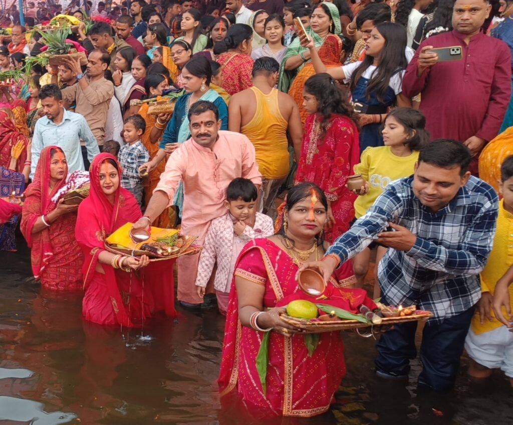 दुद्धी, सोनभद्र में चार दिवसीय छठ महापर्व का समापन मंगलवार की सुबह उदीयमान सूर्य को अर्ध्य देकर हुआ। पूरे क्षेत्र के तालाब व घाट श्रृद्धालुओं से भरे रहे। ब्रतधारियों ने डूबते सूर्य को अर्घ्य देकर रात्रिभर छठ मैया की उपासना और भजन-कीर्तन किया। सुबह पुनः भगवान भास्कर की पूजा और दूध का अर्घ्य अर्पित कर लोककल्याण की कामना की गई। शिवाजी तालाब पर जेबीएस टीम और नगर पंचायत द्वारा भव्य सजावट व व्यवस्थाएं की गईं। प्रशासनिक सुरक्षा के बीच सामाजिक संस्थाओं ने प्रसाद व सेवा कार्यक्रम चलाया। भक्तिमय वातावरण में संपन्न इस महापर्व ने नगर को आस्था की दीपमालाओं से रोशन कर दिया।