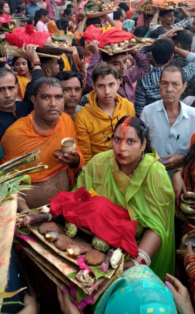 दुद्धी, सोनभद्र में चार दिवसीय छठ महापर्व का समापन मंगलवार की सुबह उदीयमान सूर्य को अर्ध्य देकर हुआ। पूरे क्षेत्र के तालाब व घाट श्रृद्धालुओं से भरे रहे। ब्रतधारियों ने डूबते सूर्य को अर्घ्य देकर रात्रिभर छठ मैया की उपासना और भजन-कीर्तन किया। सुबह पुनः भगवान भास्कर की पूजा और दूध का अर्घ्य अर्पित कर लोककल्याण की कामना की गई। शिवाजी तालाब पर जेबीएस टीम और नगर पंचायत द्वारा भव्य सजावट व व्यवस्थाएं की गईं। प्रशासनिक सुरक्षा के बीच सामाजिक संस्थाओं ने प्रसाद व सेवा कार्यक्रम चलाया। भक्तिमय वातावरण में संपन्न इस महापर्व ने नगर को आस्था की दीपमालाओं से रोशन कर दिया।