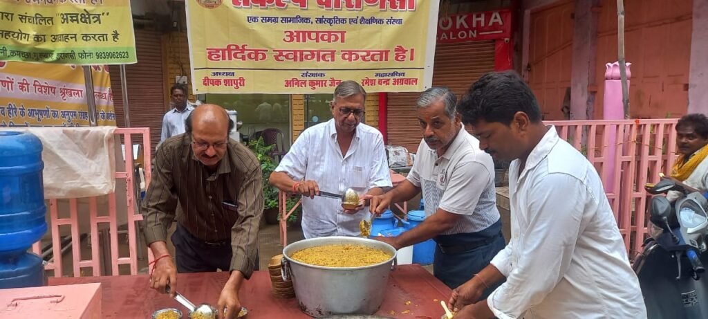 संकटमोचन हनुमान जी को भोग अर्पित करने के बाद जरूरतमंदों को परोसा गया प्रसाद - बरसाती सुबह में गर्म खिचड़ी और मीठी जलेबी बनी लोगों के लिए वरदान