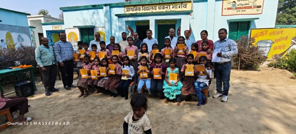 देवरिया के भलुअनी स्थित प्राथमिक विद्यालय चकरा भार्गव में बाल दिवस बड़े उत्साह से मनाया गया। बच्चों ने नृत्य, गीत और सांस्कृतिक कार्यक्रमों से सबका मन मोह लिया। मुख्य अतिथि विनोद कुमार मिश्र और विशिष्ट अतिथि डॉ. लोकेंद्र मानसिंह ने पंडित जवाहरलाल नेहरू के योगदान और बाल दिवस के महत्व पर प्रकाश डाला। अतिथियों द्वारा नेहरू जी के चित्र पर माल्यार्पण कर कार्यक्रम की शुरुआत की गई। उत्कृष्ट प्रदर्शन करने वाले छात्रों को पुरस्कार देकर सम्मानित किया गया। कार्यक्रम की अध्यक्षता प्रधानाध्यापक कृष्ण कुमार सिंह ने की तथा संचालन शिक्षक दुर्गेश कांदू ने किया।