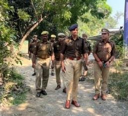 देवरिया के पुलिस अधीक्षक संजीव सुमन ने बुधवार को भलुअनी थाने का औचक निरीक्षण किया। निरीक्षण के दौरान उन्होंने थाना परिसर, मालखाना, हवालात, आरक्षी बैरक, शस्त्रागार और महिला सहायता कक्ष की व्यवस्था देखी। अभिलेखों के रख-रखाव, लंबित विवेचनाओं और जनशिकायतों के निस्तारण की स्थिति की समीक्षा करते हुए एसपी ने थानाध्यक्ष को स्वच्छता, पारदर्शिता और संवेदनशीलता के साथ कार्य करने के निर्देश दिए।