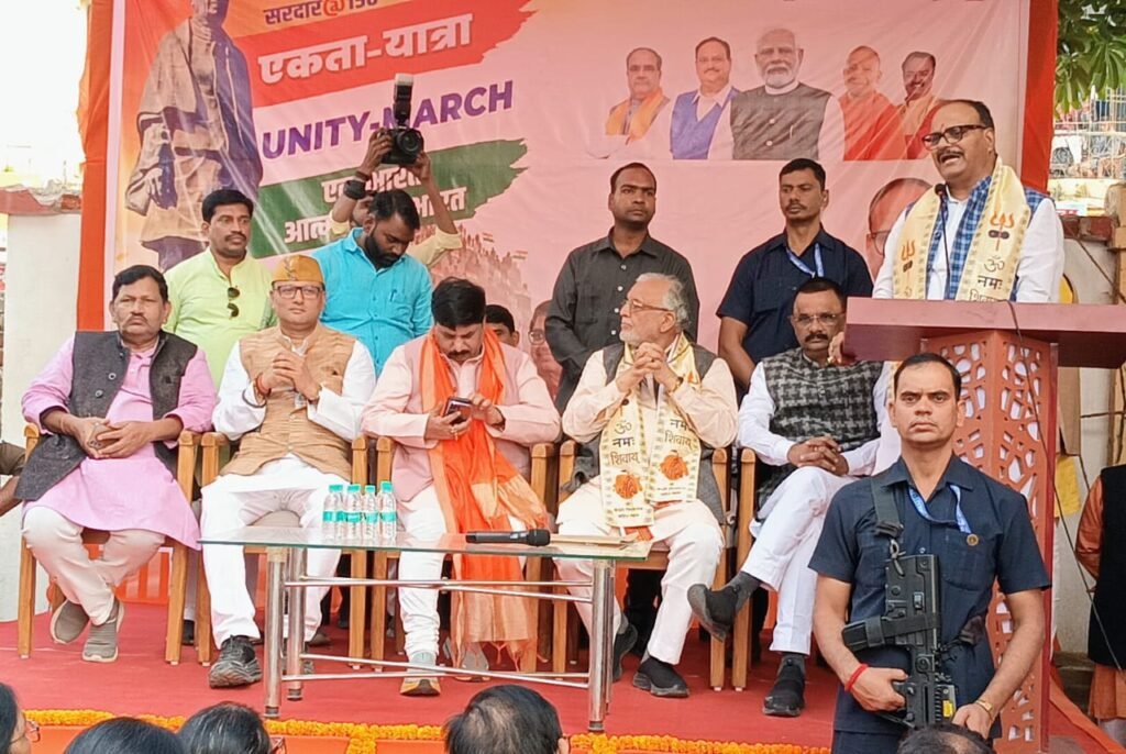 वाराणसी कैन्ट विधानसभा में लौह पुरुष सरदार वल्लभ भाई पटेल की 150वीं जयंती पर भव्य “एकता यात्रा” निकाली गई। विधायक सौरभ श्रीवास्तव के नेतृत्व में आयोजित इस यात्रा में उपमुख्यमंत्री ब्रजेश पाठक व वित्त मंत्री सुरेश खन्ना ने सरदार पटेल के राष्ट्रनिर्माण में योगदान को प्रेरक बताया। यात्रा में विभिन्न विद्यालयों के छात्र, जनप्रतिनिधि व भाजपा कार्यकर्ता तिरंगा लेकर शामिल हुए। नेताओं ने कहा कि पीएम मोदी ने ‘एक भारत-श्रेष्ठ भारत’ के संकल्प को आगे बढ़ाते हुए सरदार पटेल को वास्तविक सम्मान दिया है। यात्रा रामलीला मैदान से शुरू होकर आई पी विजया मॉल पर सम्पन्न हुई।