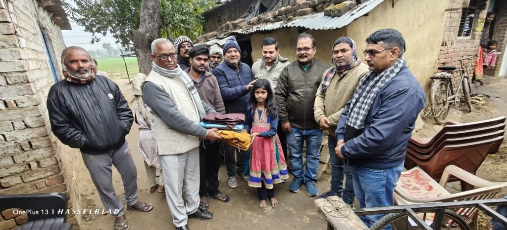 भलुअनी, देवरिया में नगर पंचायत वार्ड नं. 8 स्थित प्राथमिक विद्यालय के गोद लिए गए छह जरूरतमंद छात्रों को समाजसेवियों ने उनके घर जाकर ऊनी कपड़े, जैकेट, स्वेटर, जूते, मोज़े, टोपी और ड्रेस वितरित की। प्रधानाचार्य कृष्ण कुमार सिंह के नेतृत्व में हुई इस पहल से बच्चों के चेहरों पर मुस्कान लौटी। समाजसेवियों ने समय पर सहयोग को बच्चों के आत्मविश्वास और शिक्षा के लिए आवश्यक बताया।