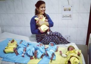 वाराणसी स्थित वंश फर्टिलिटी एंड टेस्ट ट्यूब बेबी सेंटर की निदेशक डॉ. अनु अग्रवाल आज निःसंतान दंपतियों के लिए आशा की किरण बन चुकी हैं। आईवीएफ, सरोगेसी, पीआरपी थेरेपी और फर्टिलिटी प्रिज़र्वेशन जैसी आधुनिक तकनीकों के साथ वे करुणा और संवेदनशीलता को चिकित्सा का आधार बनाती हैं। आर्थिक रूप से कमजोर परिवारों के लिए विशेष सहयोग उनकी पहचान है। डॉ. अनु मानती हैं कि संतान सुख केवल चिकित्सा नहीं, बल्कि मानवीय गरिमा का अधिकार है। उनकी सेवा ने हजारों घरों में किलकारियों की गूंज लौटाई है।