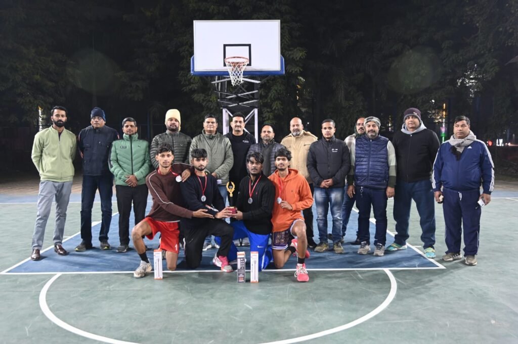 वाराणसी स्थित बरेका बास्केटबॉल ग्राउंड पर आयोजित प्रथम अजय सिंह मेमोरियल 3×3 बास्केटबॉल टूर्नामेंट का 28 दिसंबर 2025 को भव्य समापन हुआ। यह प्रतियोगिता पूर्व राष्ट्रीय खिलाड़ी स्वर्गीय अजय सिंह की स्मृति में आयोजित की गई। अंडर-19 बालक व बालिका वर्ग में कुल 30 टीमों ने भाग लिया। फाइनल मुकाबलों में शानदार खेल देखने को मिला। विजेताओं को मेडल, शील्ड व नकद पुरस्कार देकर सम्मानित किया गया।