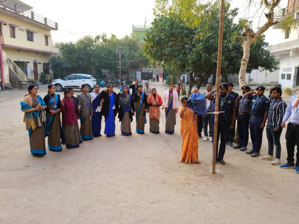 भलुअनी, देवरिया। श्रीकृष्ण इंटरमीडिएट कॉलेज में तीन दिवसीय स्काउट-गाइड शिविर का शनिवार को समापन हुआ। शिविर में विद्यार्थियों को अनुशासन, नेतृत्व, सेवा भाव, आपदा प्रबंधन और जीवन कौशल का प्रशिक्षण दिया गया। समापन पर छात्रों द्वारा शिल्प प्रदर्शनी लगाई गई। कार्यक्रम में मुख्य अतिथि गीता कुमारी ने स्काउट-गाइड को राष्ट्र निर्माण में महत्वपूर्ण बताया।