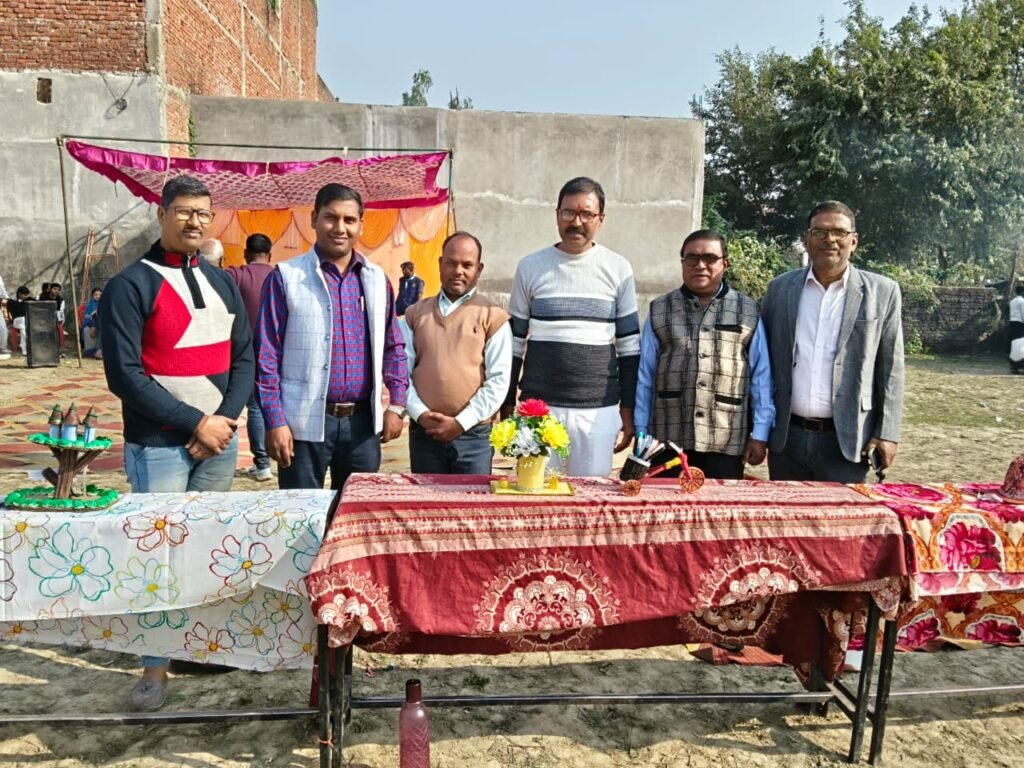 भलुअनी, देवरिया। श्रीकृष्ण इंटरमीडिएट कॉलेज में तीन दिवसीय स्काउट-गाइड शिविर का शनिवार को समापन हुआ। शिविर में विद्यार्थियों को अनुशासन, नेतृत्व, सेवा भाव, आपदा प्रबंधन और जीवन कौशल का प्रशिक्षण दिया गया। समापन पर छात्रों द्वारा शिल्प प्रदर्शनी लगाई गई। कार्यक्रम में मुख्य अतिथि गीता कुमारी ने स्काउट-गाइड को राष्ट्र निर्माण में महत्वपूर्ण बताया।