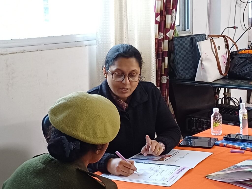 देवरिया पुलिस रक्तदान समूह के तत्वावधान में सावित्री हॉस्पिटल एवं ब्लड बैंक के सहयोग से स्वास्थ्य एवं रक्तदान शिविर आयोजित हुआ। अपर पुलिस अधीक्षक आनंद कुमार पांडेय ने शिविर का उद्घाटन किया। पुलिसकर्मियों ने बढ़-चढ़कर रक्तदान कर मानव सेवा और स्वास्थ्य जागरूकता का प्रेरणादायक संदेश दिया।