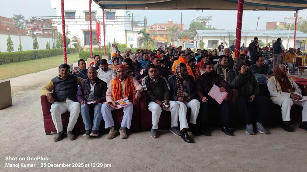 भलुअनी, देवरिया में आयोजित हिंदू सम्मेलन में राष्ट्रीय स्वयंसेवक संघ के गोरक्ष प्रांत सरकार्यवाह रामविलास चौबे ने कहा कि हिंदू समाज का उद्देश्य केवल स्वयं का उत्थान नहीं, बल्कि पूरी दुनिया को सही दिशा देना है। उन्होंने जाति-भेद और छुआछूत छोड़कर आचरण शुद्ध करने का आह्वान किया। कार्यक्रम में हिंदू एकता, समरसता और मानवता के संरक्षण पर बल देते हुए भारत को मार्गदर्शक राष्ट्र बनाने का संकल्प दोहराया गया।