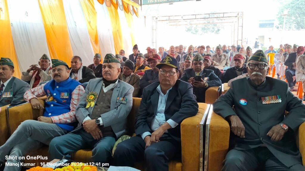 भलुअनी नगर पंचायत के आज़ाद नगर में विजय दिवस के अवसर पर पूर्व सैनिक ब्लॉक भलुअनी द्वारा सम्मान समारोह आयोजित हुआ। इसमें जनपद भर से आए पूर्व सैनिकों और उनके परिजनों को अंगवस्त्र व पुष्पगुच्छ देकर सम्मानित किया गया। वक्ताओं ने 1971 की ऐतिहासिक विजय और भारतीय सेना के शौर्य को याद किया।