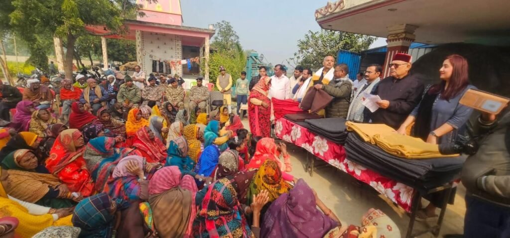 वाराणसी में भारत रत्न पूर्व प्रधानमंत्री अटल बिहारी वाजपेयी की जयंती पर उन्हें भावभीनी श्रद्धांजलि अर्पित की गई। प्रदेश सरकार के आयुष मंत्री डॉ. दयाशंकर मिश्र ‘दयालु’ ने अटल जी को राजनीति का अजातशत्रु बताते हुए कहा कि उनके विचार आज भी राष्ट्र को दिशा देते हैं। भाजपा द्वारा जयंती को ‘सुशासन दिवस’ के रूप में मनाते हुए कंबल वितरण, निःशुल्क स्वास्थ्य शिविर और दवा वितरण किया गया। साथ ही अटल जी के जन्म शताब्दी वर्ष पर उनके जीवन व कार्यों पर आधारित प्रदर्शनी का आयोजन भी हुआ।