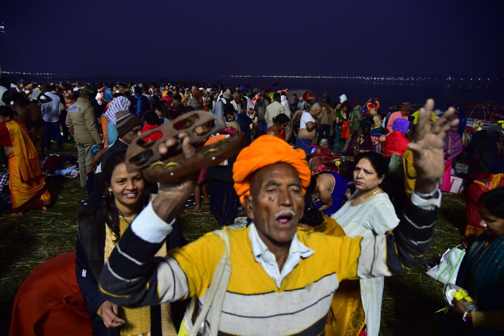 कड़ाके की ठंड के बाद भी संगम में उमड़ा आस्था का सैलाब, प्रथम स्नान पर्व पर 22 लाख से अधिक ने किया पुण्य स्नान