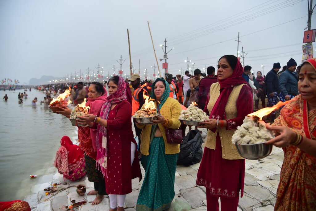 कड़ाके की ठंड के बाद भी संगम में उमड़ा आस्था का सैलाब, प्रथम स्नान पर्व पर 22 लाख से अधिक ने किया पुण्य स्नान