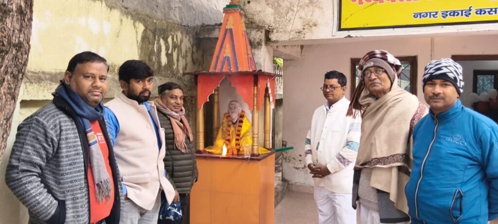 नववर्ष के प्रथम दिन बाबा गणिनाथ भक्त मंडल और मध्यदेशीय वैश्य महासभा के आह्वान पर देशभर में मद्धेशिया समाज ने आस्था और एकता का अद्भुत उदाहरण प्रस्तुत किया। वाराणसी के मुकीमगंज से लेकर बरहज, पड़रौना, कसया और गोरखपुर तक श्रद्धालुओं ने मंदिरों व घरों में बाबा गणिनाथ जी का दर्शन–पूजन कर आशीर्वाद प्राप्त किया। सामूहिक पूजन, प्रसाद वितरण और भक्ति प्रस्तुतियों ने वातावरण को भक्तिमय बना दिया। समाज के पदाधिकारियों ने नियमित पूजन, चालीसा पाठ और सहभोज से सामाजिक समरसता मजबूत करने का संदेश दिया। यह अभियान आस्था, संस्कार और सामाजिक चेतना का प्रेरक प्रतीक बना।