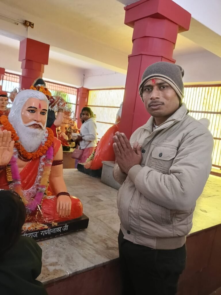 नववर्ष के प्रथम दिन बाबा गणिनाथ भक्त मंडल और मध्यदेशीय वैश्य महासभा के आह्वान पर देशभर में मद्धेशिया समाज ने आस्था और एकता का अद्भुत उदाहरण प्रस्तुत किया। वाराणसी के मुकीमगंज से लेकर बरहज, पड़रौना, कसया और गोरखपुर तक श्रद्धालुओं ने मंदिरों व घरों में बाबा गणिनाथ जी का दर्शन–पूजन कर आशीर्वाद प्राप्त किया। सामूहिक पूजन, प्रसाद वितरण और भक्ति प्रस्तुतियों ने वातावरण को भक्तिमय बना दिया। समाज के पदाधिकारियों ने नियमित पूजन, चालीसा पाठ और सहभोज से सामाजिक समरसता मजबूत करने का संदेश दिया। यह अभियान आस्था, संस्कार और सामाजिक चेतना का प्रेरक प्रतीक बना।