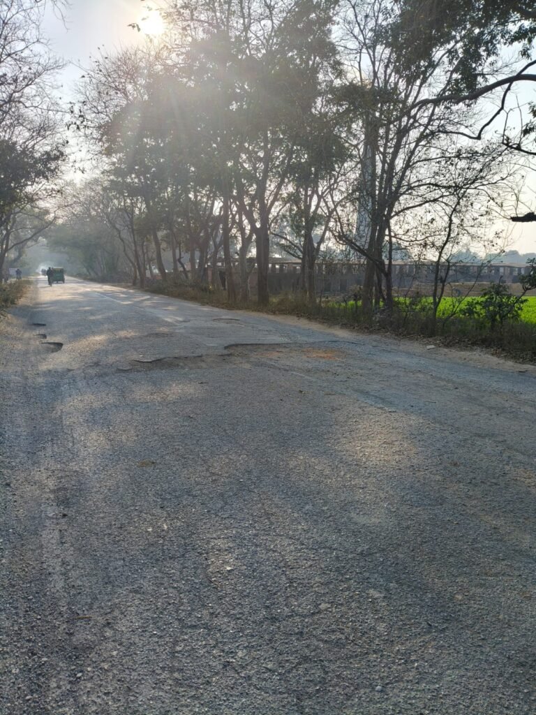 भलुअनी, देवरिया में सोनूघाट–बरहज मार्ग की हालत बेहद खराब है। 22 किमी लंबे इस मार्ग पर जगह-जगह गहरे गड्ढे दुर्घटनाओं को न्योता दे रहे हैं। थाना गेट के पास पानी से भरा जानलेवा गड्ढा राहगीरों के लिए खतरा बना है। लोगों ने तत्काल मरम्मत की मांग की है।