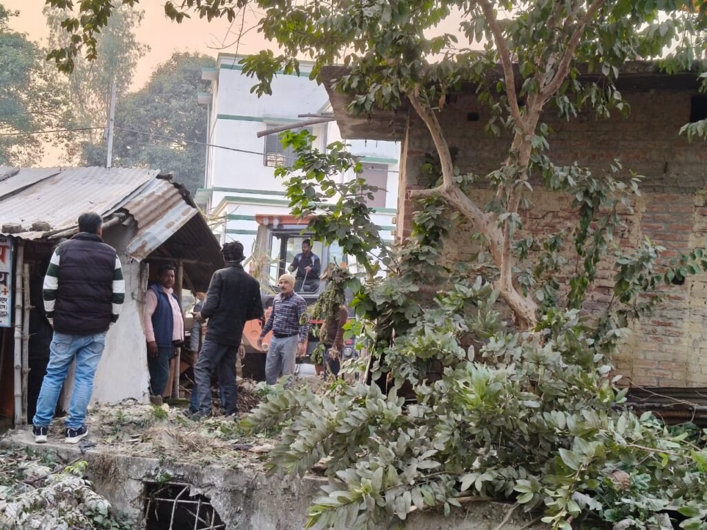 दो वार्डों में बुलडोजर चलाकर रास्ते कराए गए मुक्त