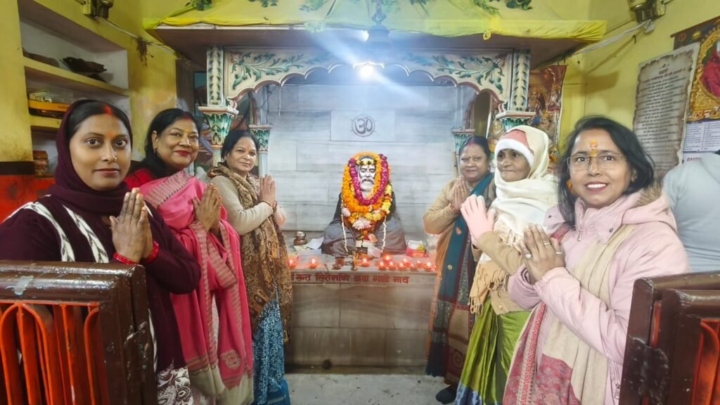 नववर्ष के प्रथम दिन बाबा गणिनाथ भक्त मंडल और मध्यदेशीय वैश्य महासभा के आह्वान पर देशभर में मद्धेशिया समाज ने आस्था और एकता का अद्भुत उदाहरण प्रस्तुत किया। वाराणसी के मुकीमगंज से लेकर बरहज, पड़रौना, कसया और गोरखपुर तक श्रद्धालुओं ने मंदिरों व घरों में बाबा गणिनाथ जी का दर्शन–पूजन कर आशीर्वाद प्राप्त किया। सामूहिक पूजन, प्रसाद वितरण और भक्ति प्रस्तुतियों ने वातावरण को भक्तिमय बना दिया। समाज के पदाधिकारियों ने नियमित पूजन, चालीसा पाठ और सहभोज से सामाजिक समरसता मजबूत करने का संदेश दिया। यह अभियान आस्था, संस्कार और सामाजिक चेतना का प्रेरक प्रतीक बना।