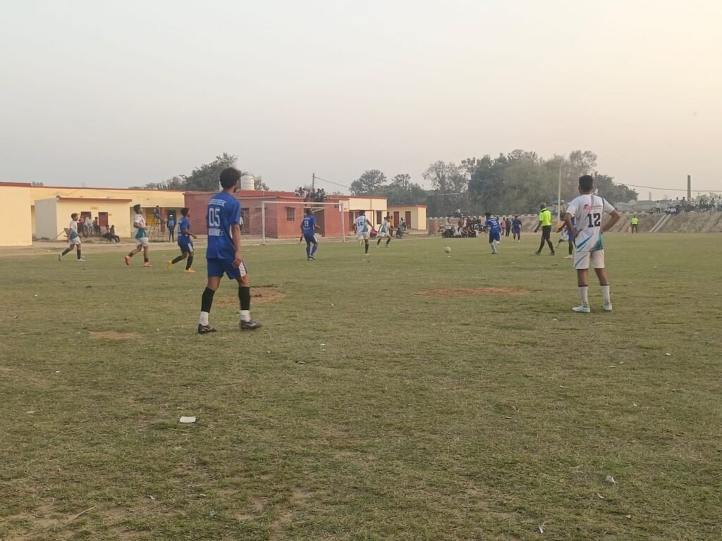 गोरखपुर में आयोजित स्वर्गीय वीर बहादुर सिंह फुटबॉल प्रतियोगिता के पहले सेमीफाइनल में मेडिकल कॉलेज रोड की टीम ने सेंट एंड्रयूज गोरखपुर को 3-1 से हराकर फाइनल में प्रवेश किया। मुकाबला रोमांचक रहा, जिसमें दोनों टीमों ने शानदार खेल दिखाया। मुख्य अतिथियों की उपस्थिति में खिलाड़ियों का उत्साहवर्धन किया गया।