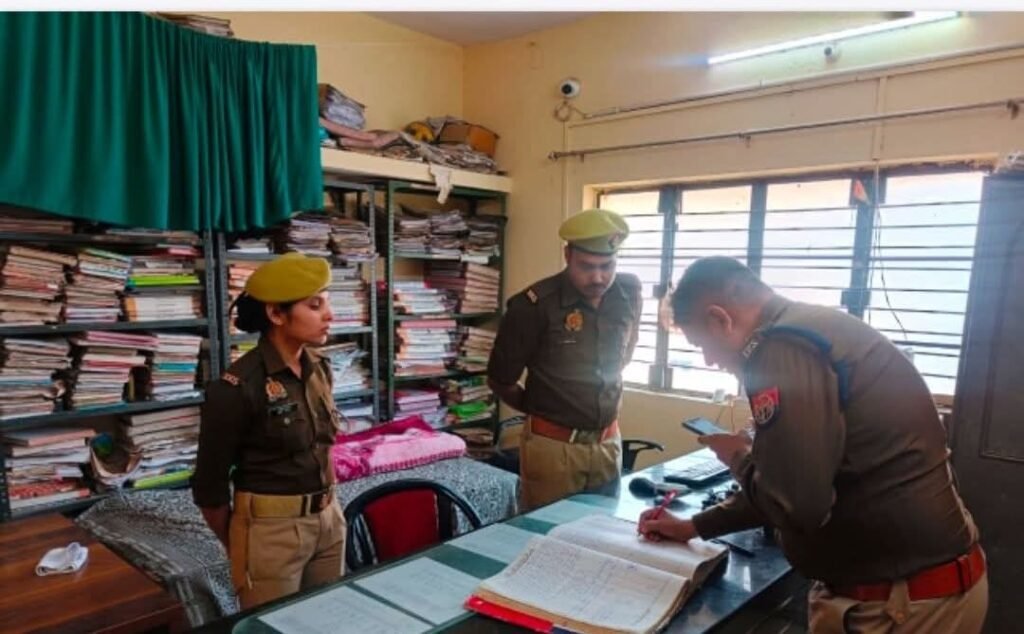 गोरखपुर के वरिष्ठ पुलिस अधीक्षक ने बांसगांव, उरूवा बाजार, सिकरीगंज और खजनी थानों का औचक निरीक्षण किया। उन्होंने जनसुनवाई डेस्क, महिला हेल्प डेस्क, सीसीटीएनएस कक्ष और अभिलेखों की स्थिति की समीक्षा की। थाना परिसर की साफ-सफाई, पेयजल और बैठने की व्यवस्था का भी जायजा लिया। अधिकारियों को लंबित मामलों के शीघ्र निस्तारण, रिकॉर्ड अद्यतन रखने और अपराधियों के खिलाफ सख्त कार्रवाई करने के निर्देश दिए, ताकि प्रभावी और पारदर्शी पुलिसिंग सुनिश्चित हो सके।