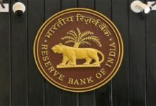 Reserve Bank of India (RBI) की मोनेटरी-पॉलिसी कमिटी ने 5 दिसंबर 2025 को रेपो रेट में 0.25 प्रतिशत की कटौती कर इसे 5.25 प्रतिशत कर दिया। साथ ही FY26 के लिए सकल घरेलू उत्पाद (GDP) वृद्धि दर का अनुमान 7.3 % और मुद्रास्फीति का अनुमान 2 % कर लिया। इस कदम से होम और ऑटो लोन सस्ते होंगे तथा कर्ज की किश्तों (EMI) में राहत मिलेगी।