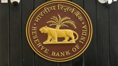 Reserve Bank of India (RBI) की मोनेटरी-पॉलिसी कमिटी ने 5 दिसंबर 2025 को रेपो रेट में 0.25 प्रतिशत की कटौती कर इसे 5.25 प्रतिशत कर दिया। साथ ही FY26 के लिए सकल घरेलू उत्पाद (GDP) वृद्धि दर का अनुमान 7.3 % और मुद्रास्फीति का अनुमान 2 % कर लिया। इस कदम से होम और ऑटो लोन सस्ते होंगे तथा कर्ज की किश्तों (EMI) में राहत मिलेगी।