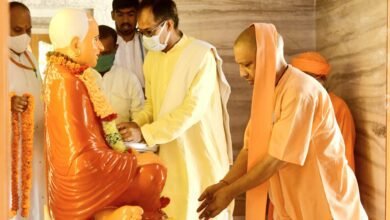 गोरखनाथ मंदिर में अपने पूज्य गुरुदेव ब्रह्मलीन गोरक्षपीठाधीश्वर महंत अवेद्यनाथ का आशीर्वाद लेते मौजूदा पीठाधीश्वर एवं मुख्यमंत्री योगी आदित्यनाथ।