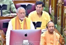 उत्तर प्रदेश विधानसभा के मानसून सत्र में वित्त मंत्री सुरेश कुमार खन्ना ने वित्तीय वर्ष 2026-27 के लिए ₹59,019.54 करोड़ का अनुपूरक बजट पेश किया। इसमें उद्योग, ग्रामीण विकास, ऊर्जा, स्वास्थ्य, महिला एवं समाज कल्याण और आधारभूत ढांचे पर विशेष जोर दिया गया है। सरकार का लक्ष्य विकास परियोजनाओं को गति देना, रोजगार सृजन बढ़ाना और प्रदेश की अर्थव्यवस्था को मजबूत करना है। अनुपूरक बजट शामिल होने के बाद राज्य का कुल बजट ₹9.71 लाख करोड़ से अधिक हो गया।