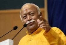 तिरुवनंतपुरम में आरएसएस के शताब्दी वर्ष समारोह के दौरान सरसंघचालक मोहन भागवत ने लोगों से सामाजिक समस्याओं पर केवल चिंता व्यक्त करने के बजाय सक्रिय भूमिका निभाने का आह्वान किया। उन्होंने कहा कि संगठित समाज ही मजबूत राष्ट्र का निर्माण कर सकता है। भागवत ने भारत को सांस्कृतिक अर्थों में हिंदू राष्ट्र बताते हुए सामाजिक एकता, भाईचारे और राष्ट्र निर्माण में नागरिकों की भागीदारी पर जोर दिया। उन्होंने संघ को समझने के लिए स्वयं अनुभव प्राप्त करने की भी अपील की।