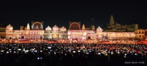 अयोध्या दीपोत्सव 2025 के दौरान श्रद्धालुओं की सुरक्षा और स्वास्थ्य को ध्यान में रखते हुए मुख्यमंत्री योगी आदित्यनाथ के निर्देश पर स्वास्थ्य विभाग ने विशेष इंतजाम किए हैं। शहर में 15 अस्थायी चिकित्सालय और 10 स्थायी एंबुलेंस पॉइंट बनाए गए हैं। मुख्य चिकित्सा अधिकारी डॉ. सुशील कुमार बानियान ने बताया कि हर केंद्र पर आवश्यक दवाएं, पैरामेडिकल स्टाफ और विशेषज्ञ डॉक्टर तैनात रहेंगे। साथ ही, अमेठी, अंबेडकरनगर, बाराबंकी और सुल्तानपुर से भी चिकित्सक दल अयोध्या पहुंचेंगे। तीन बड़े अस्पतालों में कुल 50 बेड आरक्षित किए गए हैं।