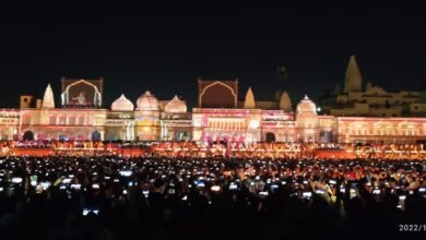 अयोध्या दीपोत्सव 2025 के दौरान श्रद्धालुओं की सुरक्षा और स्वास्थ्य को ध्यान में रखते हुए मुख्यमंत्री योगी आदित्यनाथ के निर्देश पर स्वास्थ्य विभाग ने विशेष इंतजाम किए हैं। शहर में 15 अस्थायी चिकित्सालय और 10 स्थायी एंबुलेंस पॉइंट बनाए गए हैं। मुख्य चिकित्सा अधिकारी डॉ. सुशील कुमार बानियान ने बताया कि हर केंद्र पर आवश्यक दवाएं, पैरामेडिकल स्टाफ और विशेषज्ञ डॉक्टर तैनात रहेंगे। साथ ही, अमेठी, अंबेडकरनगर, बाराबंकी और सुल्तानपुर से भी चिकित्सक दल अयोध्या पहुंचेंगे। तीन बड़े अस्पतालों में कुल 50 बेड आरक्षित किए गए हैं।