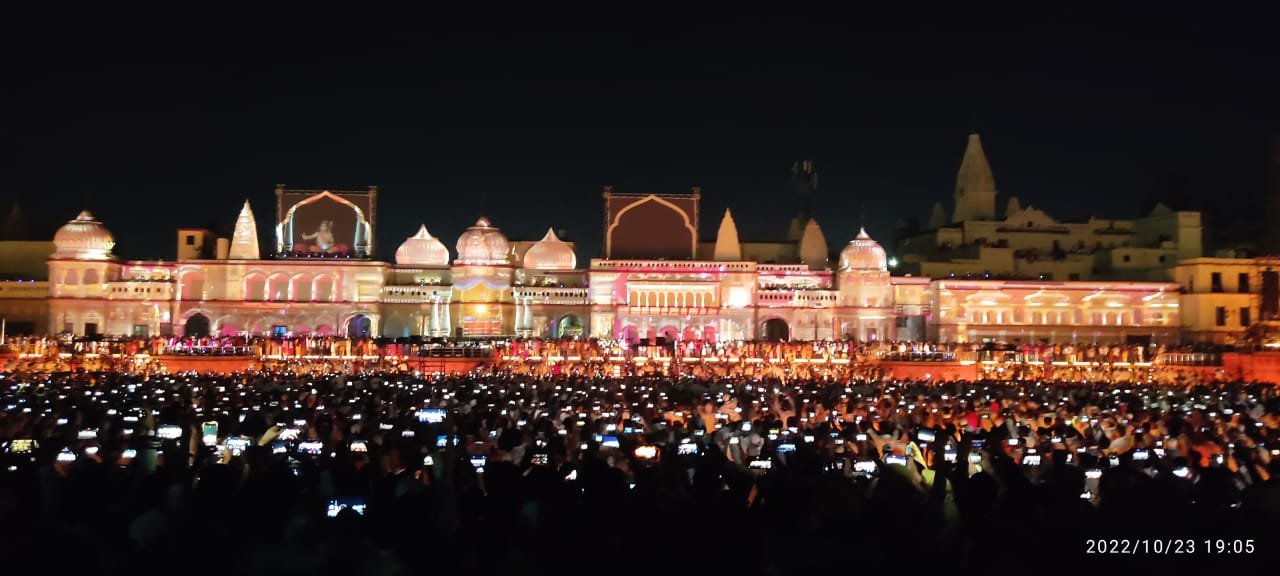 अयोध्या दीपोत्सव 2025 के दौरान श्रद्धालुओं की सुरक्षा और स्वास्थ्य को ध्यान में रखते हुए मुख्यमंत्री योगी आदित्यनाथ के निर्देश पर स्वास्थ्य विभाग ने विशेष इंतजाम किए हैं। शहर में 15 अस्थायी चिकित्सालय और 10 स्थायी एंबुलेंस पॉइंट बनाए गए हैं। मुख्य चिकित्सा अधिकारी डॉ. सुशील कुमार बानियान ने बताया कि हर केंद्र पर आवश्यक दवाएं, पैरामेडिकल स्टाफ और विशेषज्ञ डॉक्टर तैनात रहेंगे। साथ ही, अमेठी, अंबेडकरनगर, बाराबंकी और सुल्तानपुर से भी चिकित्सक दल अयोध्या पहुंचेंगे। तीन बड़े अस्पतालों में कुल 50 बेड आरक्षित किए गए हैं।