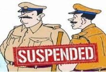 सीतापुर में किशोरी का पेड़ पर शव मिलने के मामले में पुलिस ने मुकदमा दर्ज कर तीन आरोपियों को हिरासत में लिया है। पोस्टमार्टम में मौत का कारण हैंगिंग बताया गया। पुलिस की लापरवाही पर चौकी इंचार्ज को निलंबित किया गया, जबकि एसएचओ के खिलाफ जांच शुरू है। योगी सरकार ने अपराधियों और दोषी पुलिसकर्मियों पर सख्त कार्रवाई का संदेश दिया।