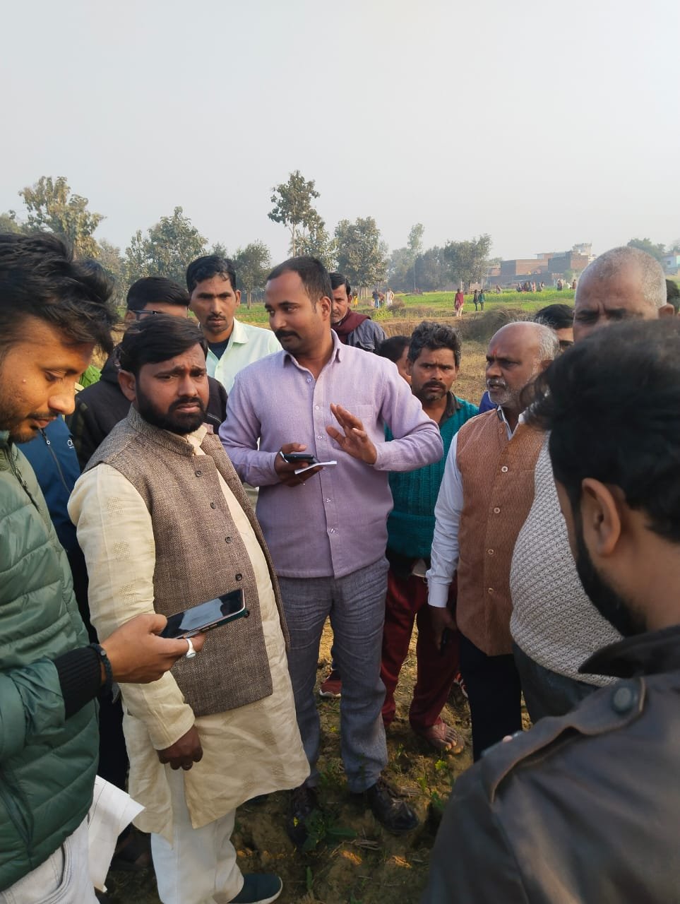 किसानों की सैकड़ों एकड़ की भूमि की फसल एनएचआई ने किया बर्बाद