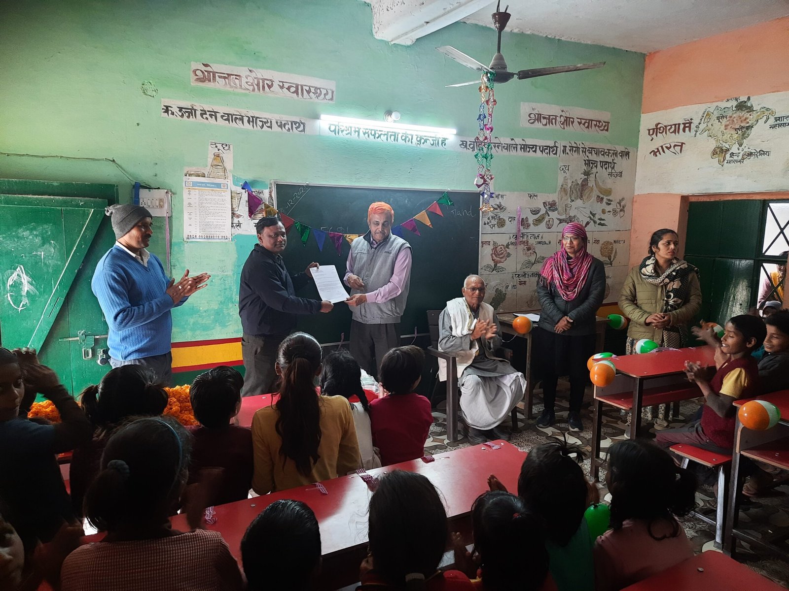 राजवारी संकुल के कुल 14 स्कूलों में कोई बच्चा अब जमीन पर नहीं बैठेगा