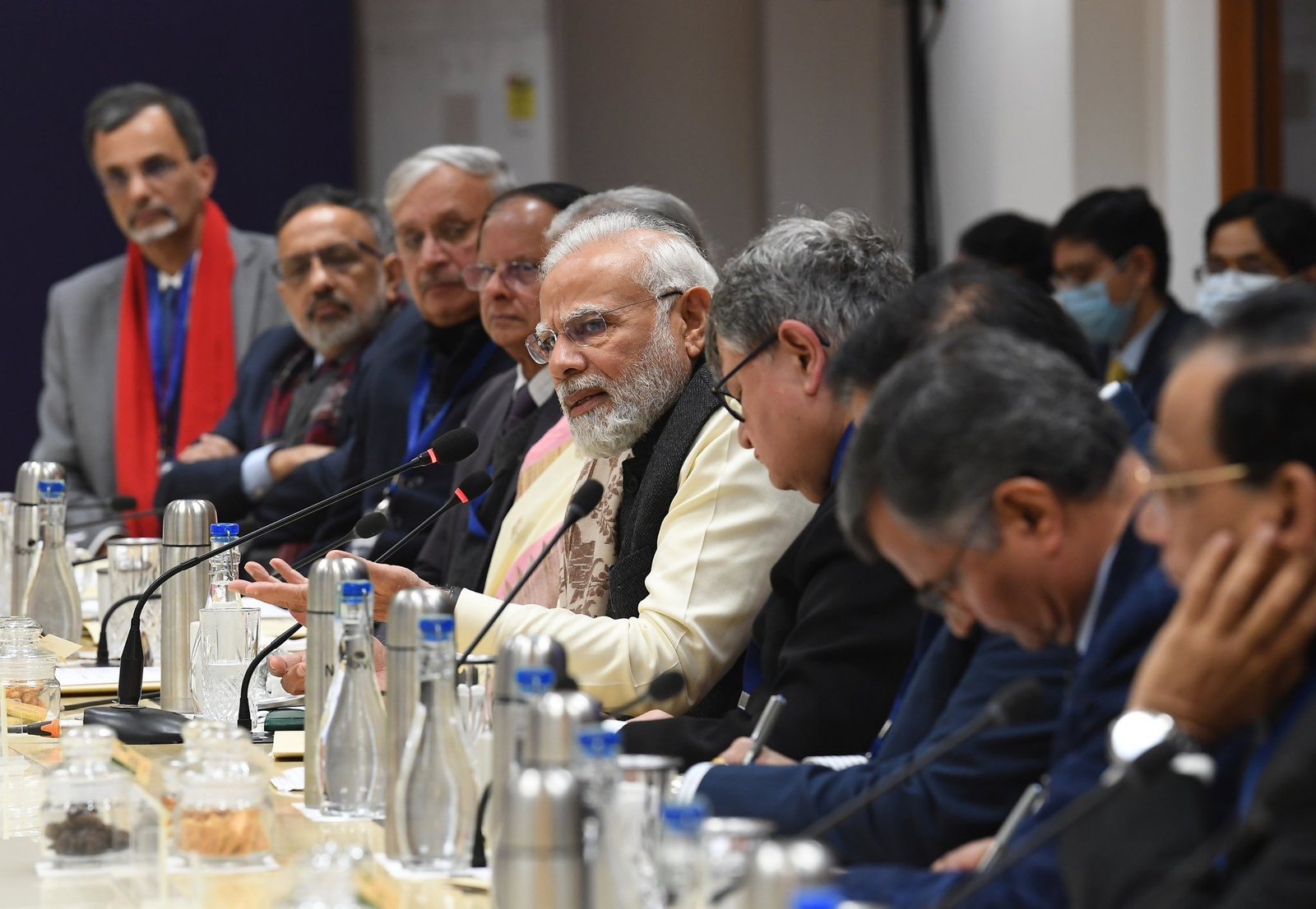 मोदी ने वैश्विक चुनौतियों के बीच अर्थशास्त्रियों के साथ की बैठक